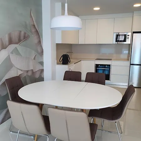 Fraescht Med Delad Pool 아파트