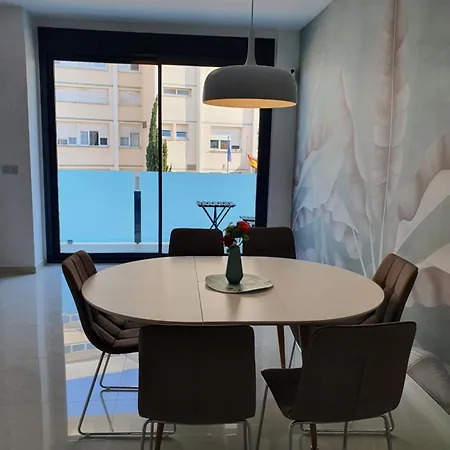 Fraescht Med Delad Pool 아파트